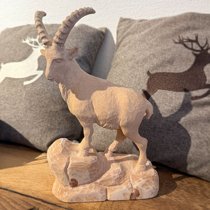 Steinbock aus Zirbenholz