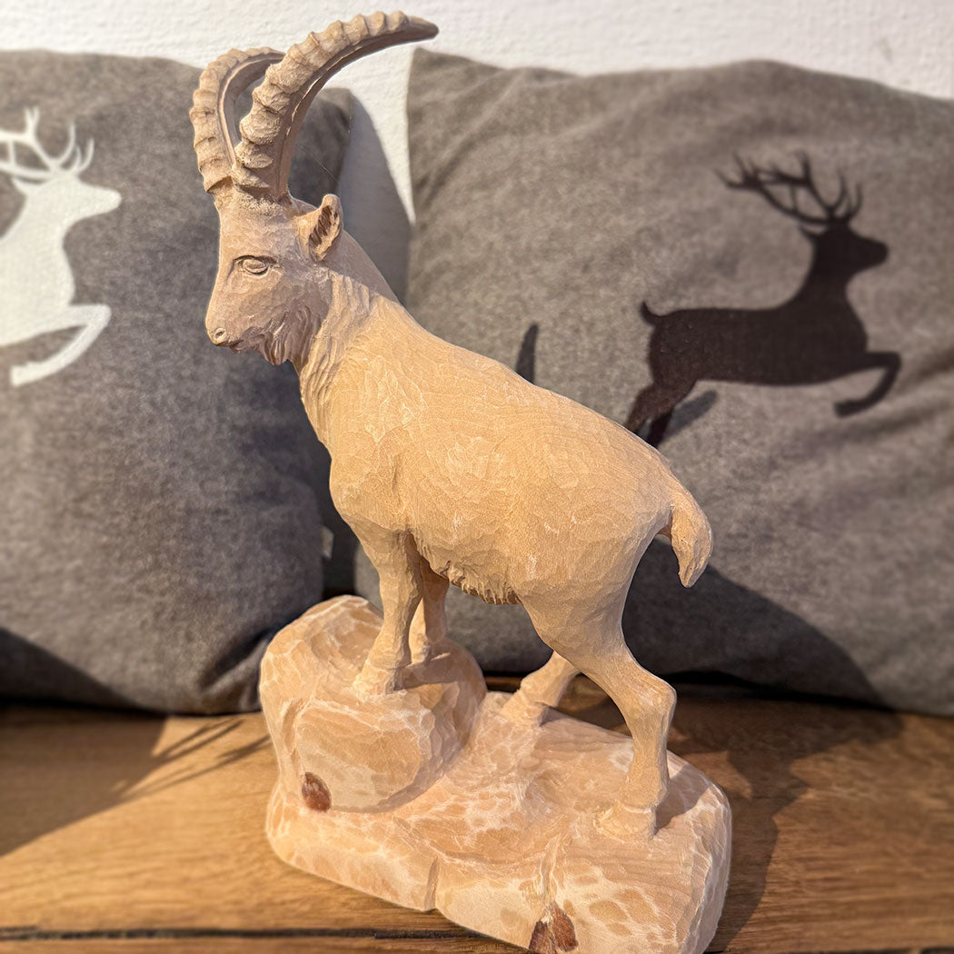 Steinbock aus Zirbenholz